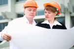 Architekt und Bauherr und Architektin: Probleme beim Hausbau sind nahzu unvermeidbar