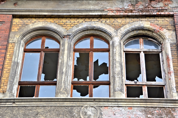 Immobilienkauf in den neuen Bundeländern - kaputte Fenster an Altbau - Haus in Mageburg / Sachsen-Anhalt