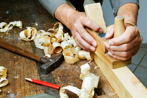 Schreiner bei der Arbeit - Möbel nach Maß - Werkstoff Holz