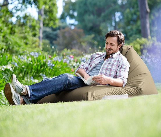 Lesender Mann auf Outdoor Sitzsack