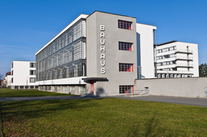 Bild 2: Gebäude im Bauhaus Stil