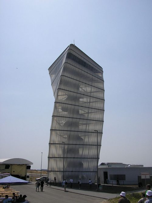 Textile Architektur: BBI Infotower in Berlin-Schönefeld